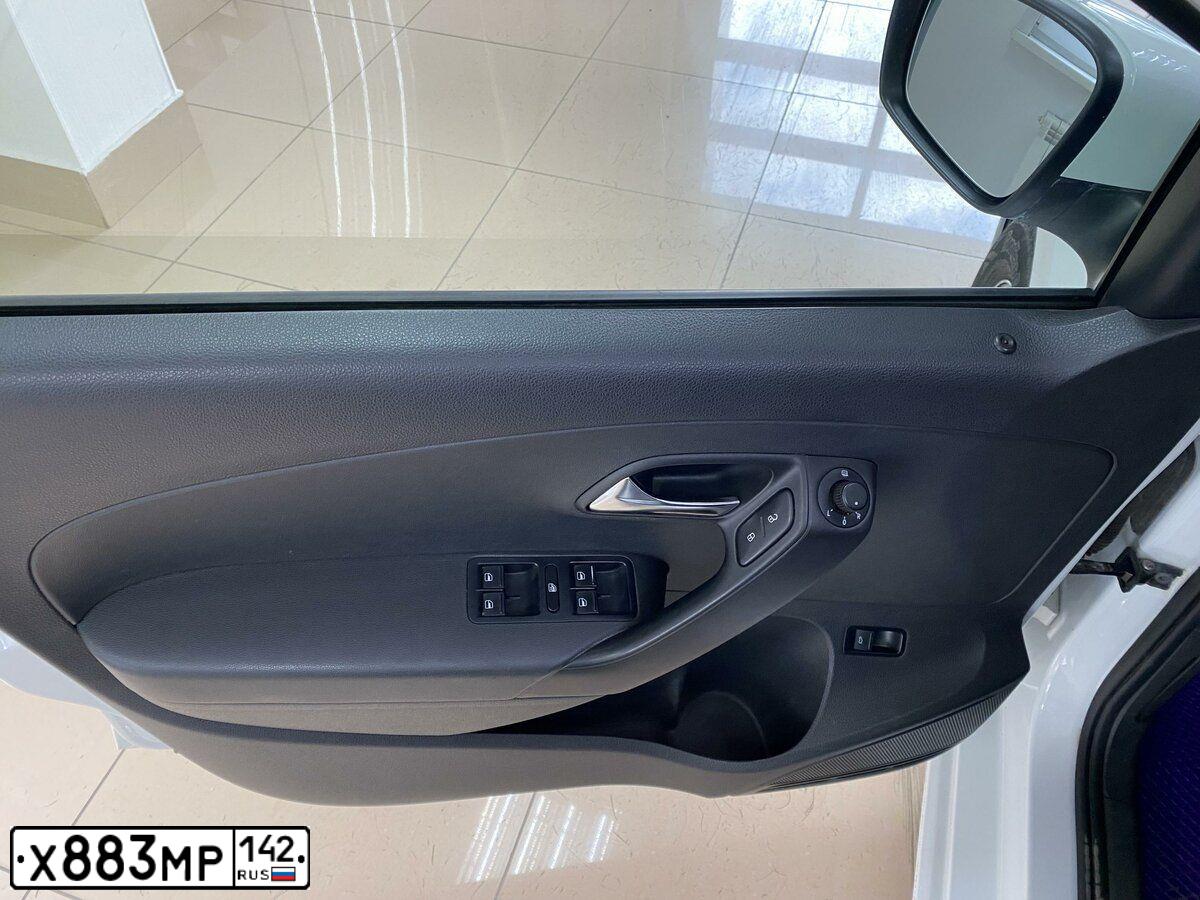 Фото автомобиля VOLKSWAGEN POLO, 2016 — госномер Х806МС142. Цвет: Белый