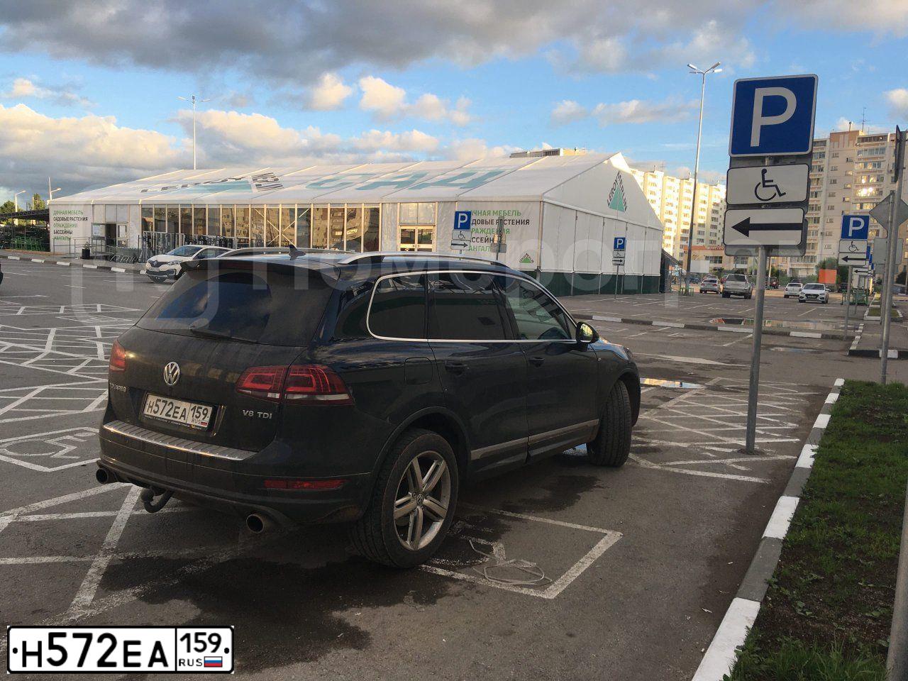 Фото автомобиля VOLKSWAGEN TOUAREG, 2011 — госномер Н055ХВ174. Цвет: ЧЕРНЫЙ