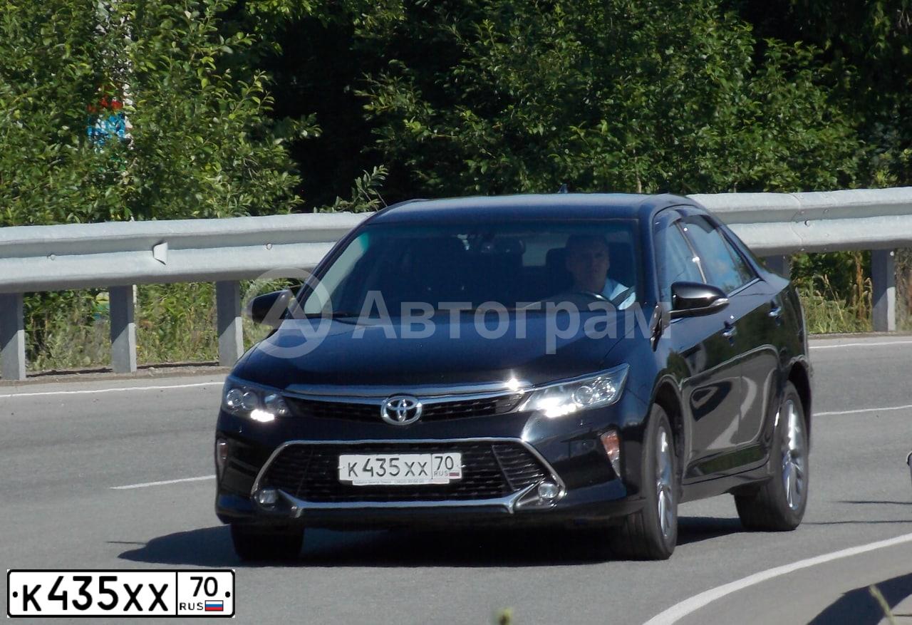 Фото автомобиля TOYOTA CAMRY, 2018 — госномер К435ХХ70. Цвет: ЧЕРНЫЙ МЕТАЛЛИК