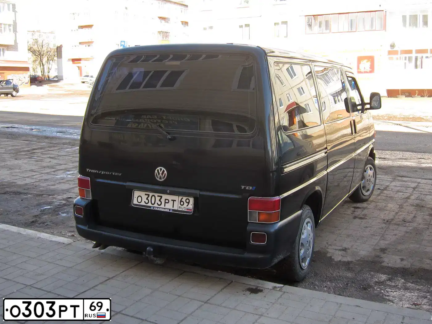 Фото автомобиля VOLKSWAGEN TRANSPORTER, 2002 — госномер О303РТ69. Цвет: ЧЕРНЫЙ