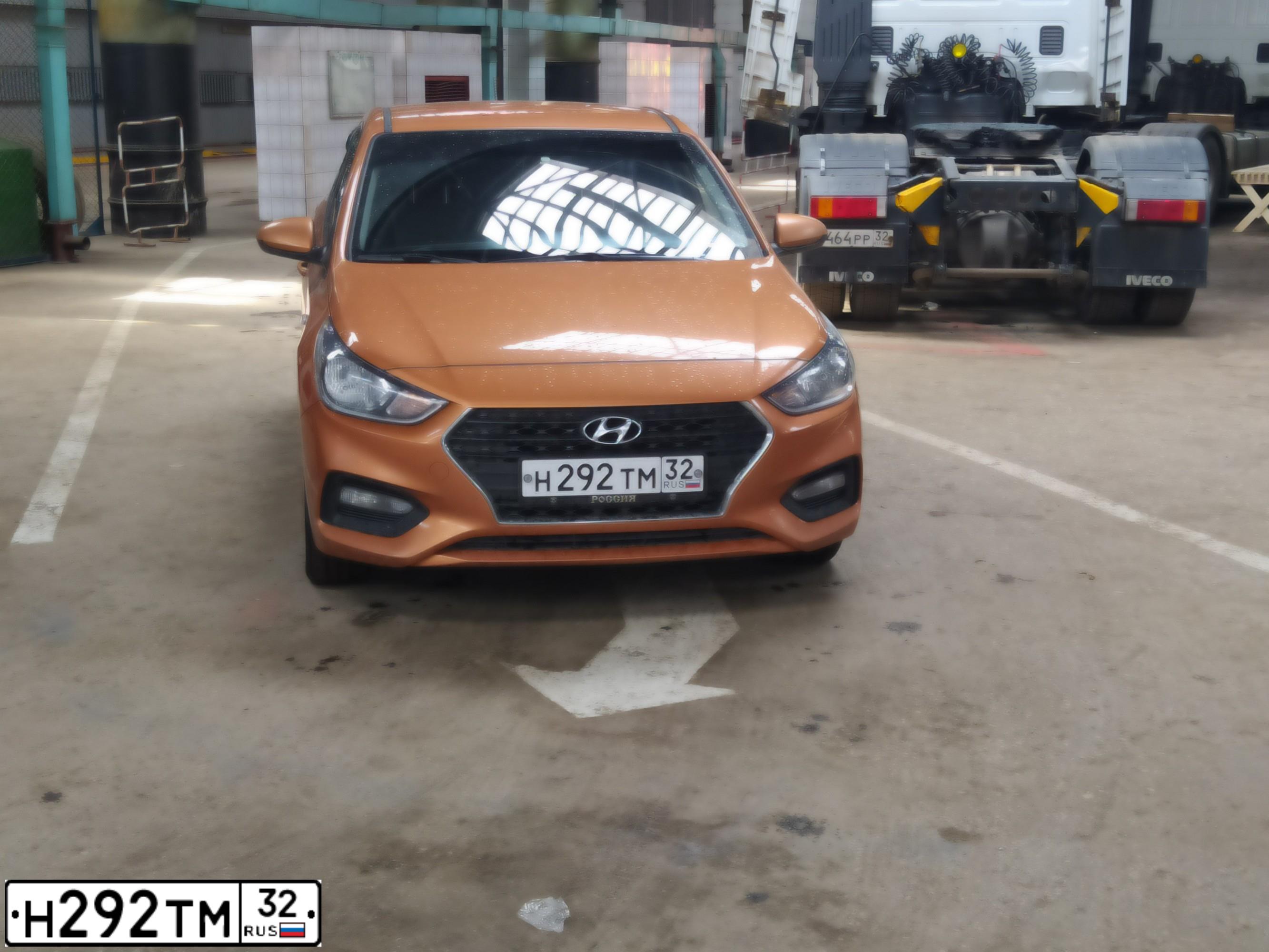 Фото автомобиля HYUNDAI SOLARIS, 2017 — госномер Н292ТМ32. Цвет: Оранжевый