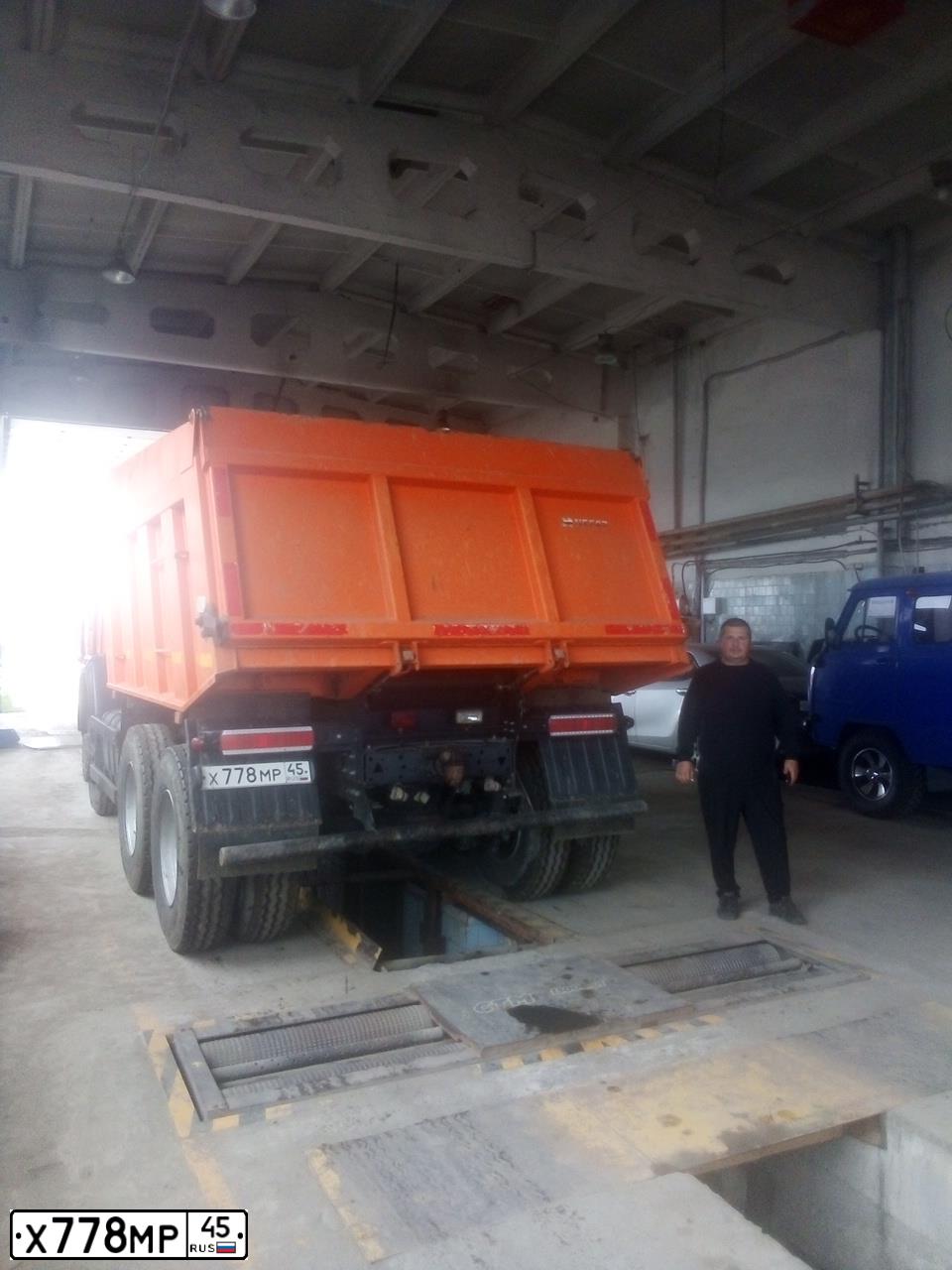 Фото автомобиля KAMAZ 65115 /6X4/, 2008 — госномер М757РУ46. Цвет: Оранжевый