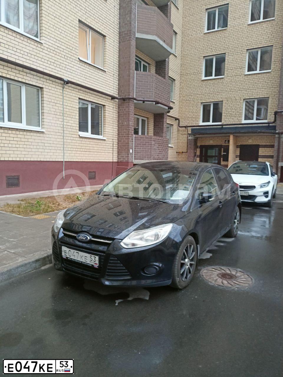 Фото автомобиля FORD FOCUS, 2011 — госномер Е047КЕ53. Цвет: ЧЕРНЫЙ