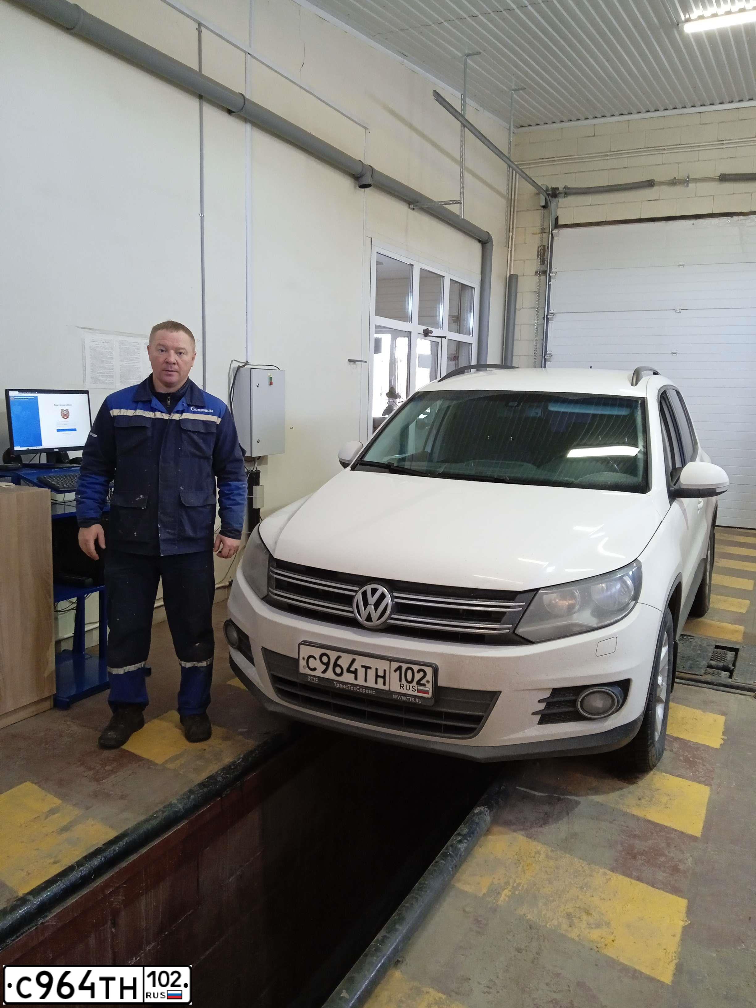 Фото автомобиля VOLKSWAGEN TIGUAN, 2011 — госномер Т005ТМ102. Цвет: Белый