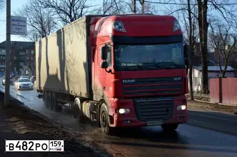 Фото автомобиля DAF XF 105 FT /4X2/, 2008 — госномер Т779НО77. Цвет: Красный