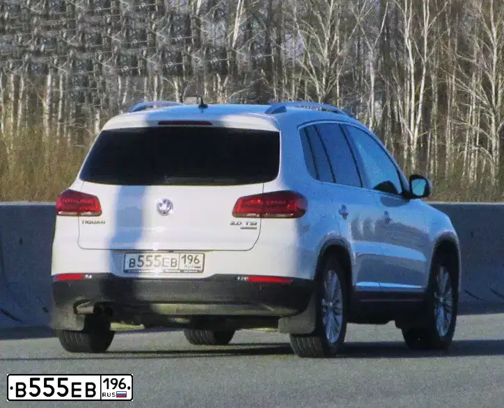 Фото автомобиля VOLKSWAGEN TIGUAN, 2014 — госномер В555ЕВ196. Цвет: БЕЛЫЙ