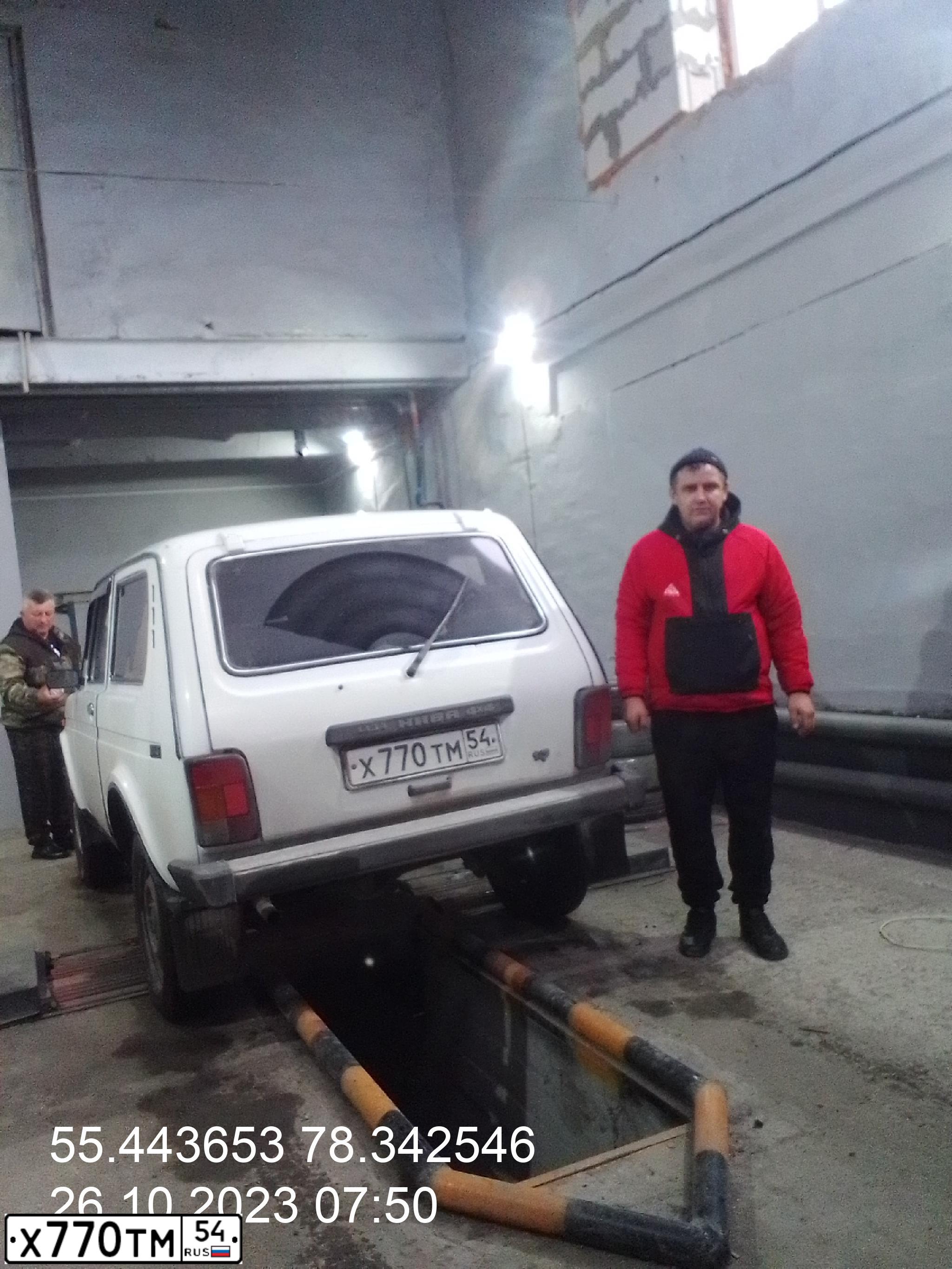 Фото автомобиля LADA NIVA, 2002 — госномер Х770ТМ154. Цвет: ЯРКО БЕЛЫЙ