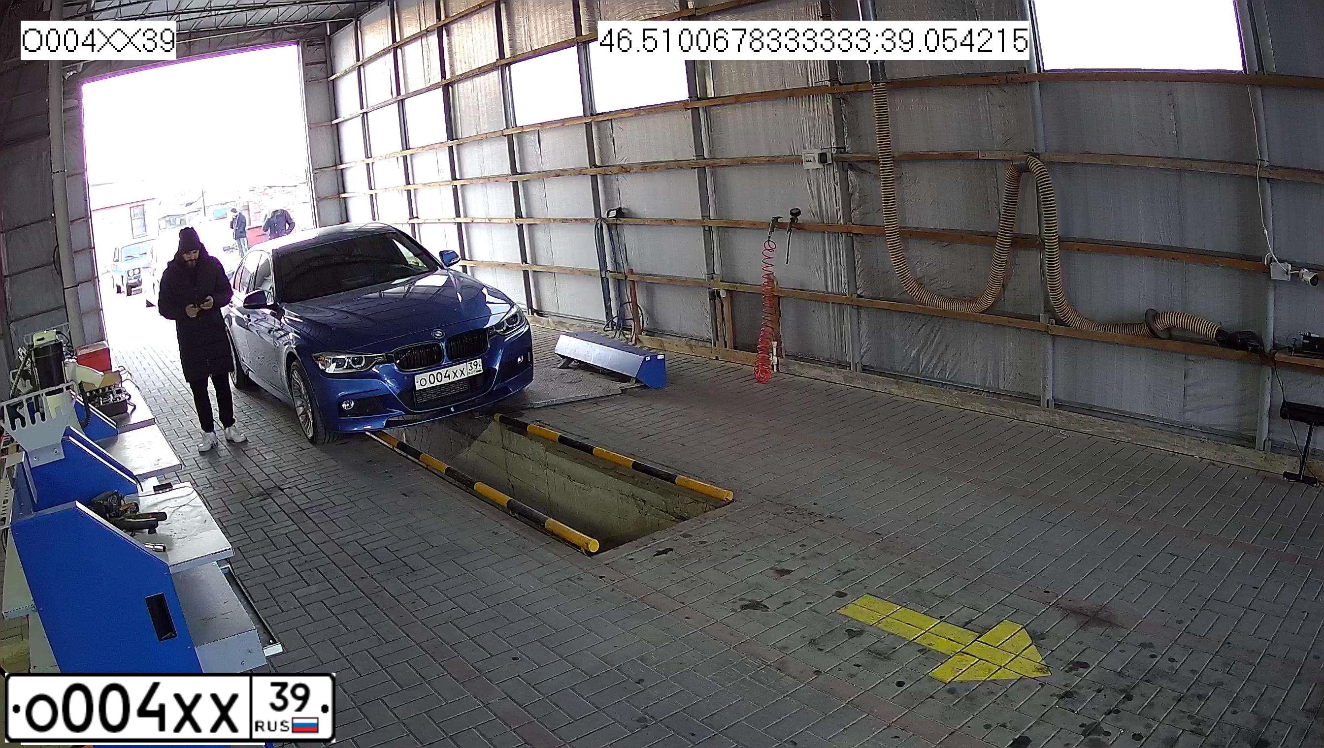 Фото автомобиля BMW 320I, 2014 — госномер А144ХО33. Цвет: синий