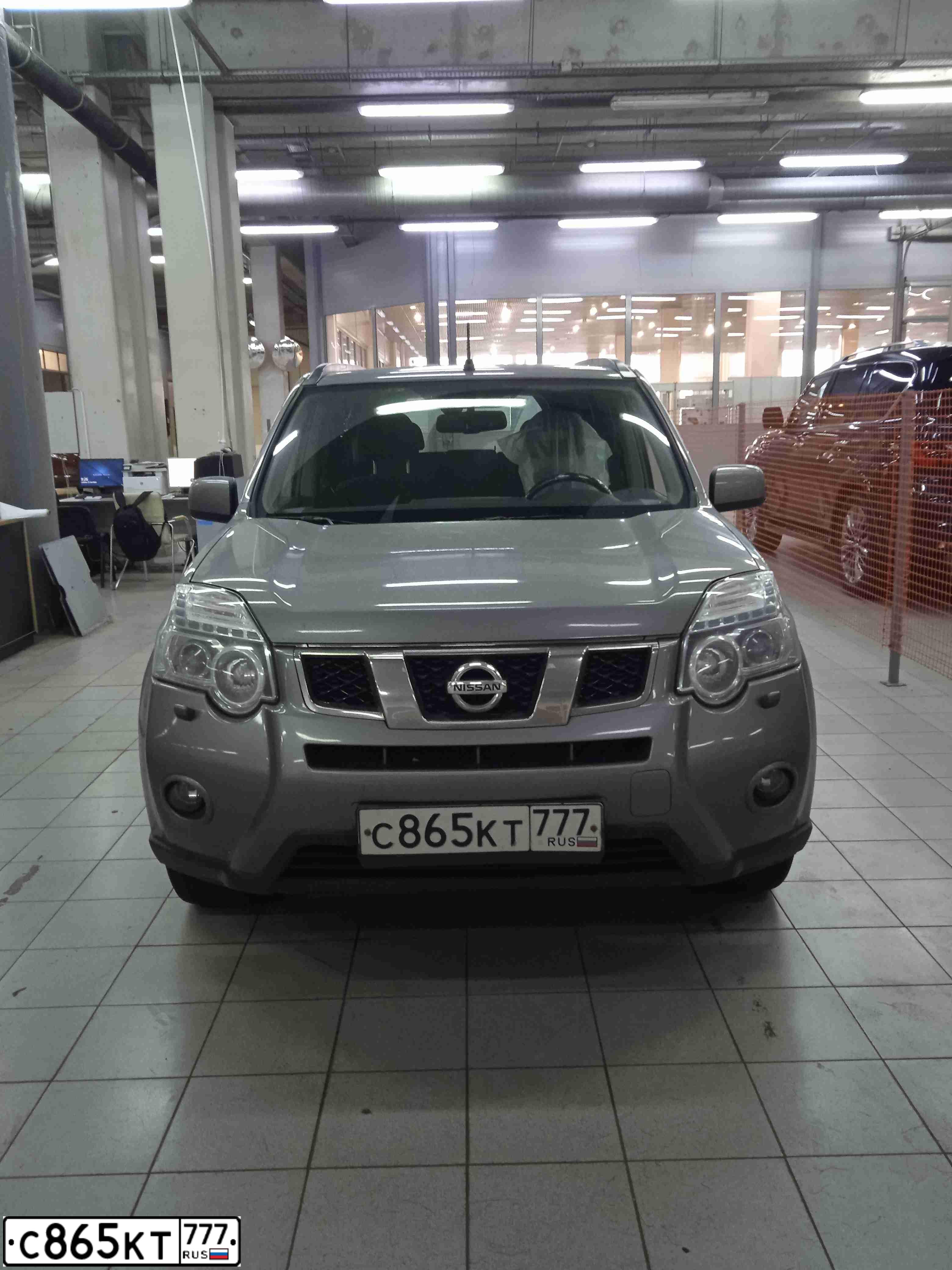 Фото автомобиля NISSAN X-TRAIL, 2014 — госномер С865КТ777. Цвет: СЕРЫЙ