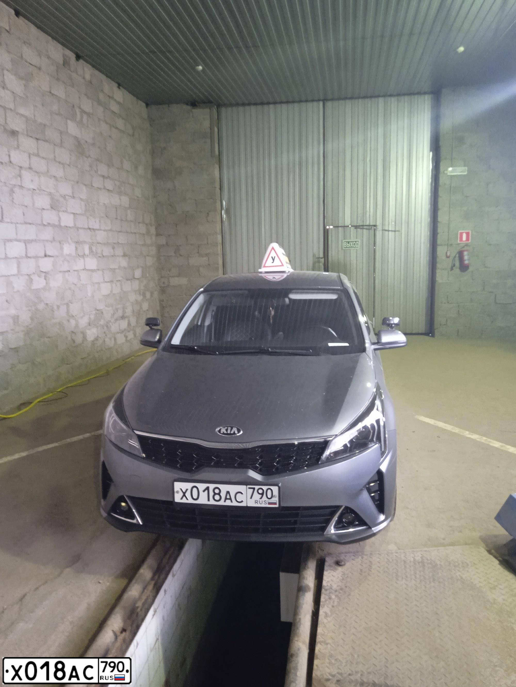 Фото автомобиля KIA RIO, 2020 — госномер Х018АС790. Цвет: СЕРЫЙ