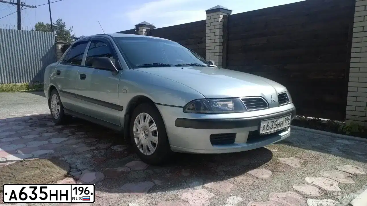 Фото автомобиля MITSUBISHI CARISMA, 2003 — госномер А635НН196. Цвет: СЕРО-ЗЕЛЕНЫЙ