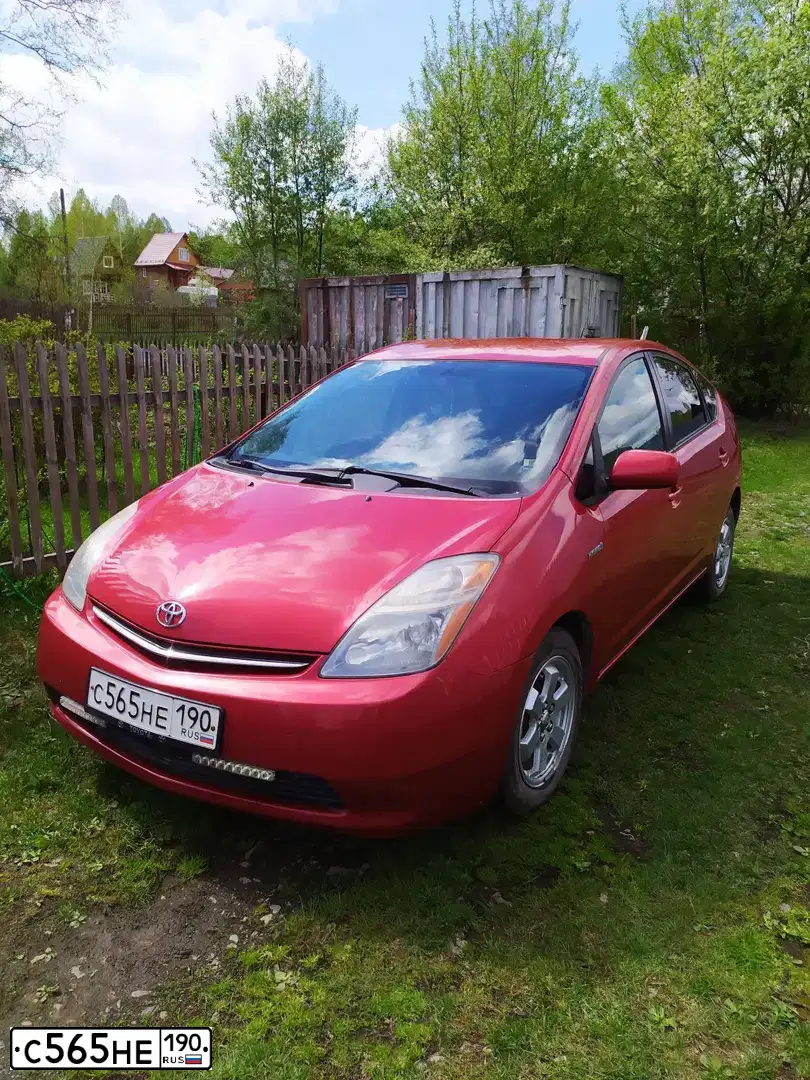 Фото автомобиля TOYOTA PRIUS, 2007 — госномер С565НЕ190. Цвет: Красный