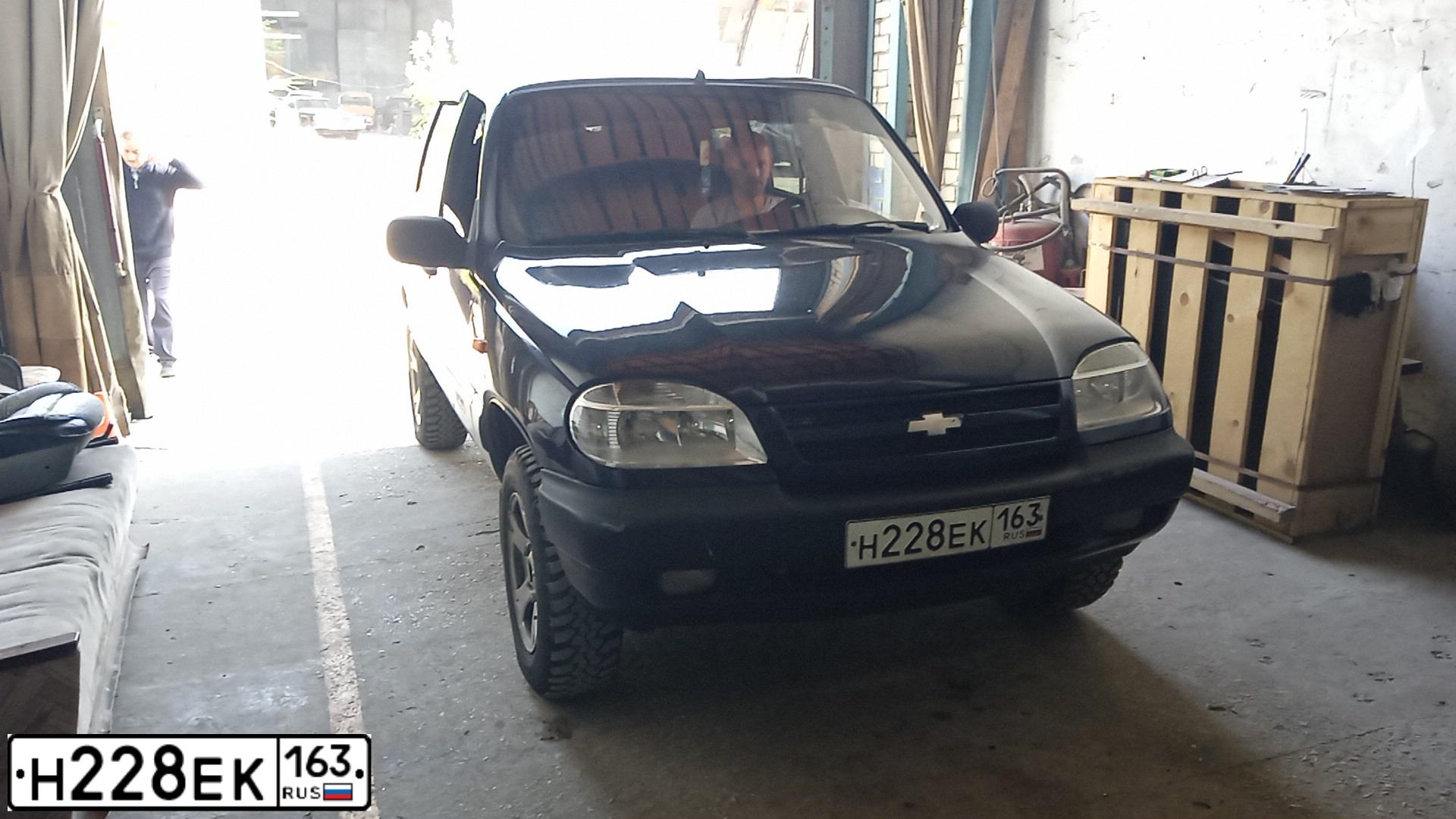 Фото автомобиля CHEVROLET NIVA, 2004 — госномер Е508КР763. Цвет: Серебристо-темно-синий