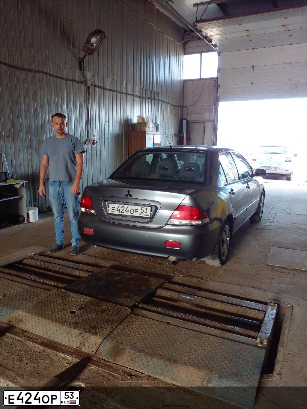 Фото автомобиля MITSUBISHI LANCER, 2004 — госномер К230АУ53. Цвет: СЕРЫЙ