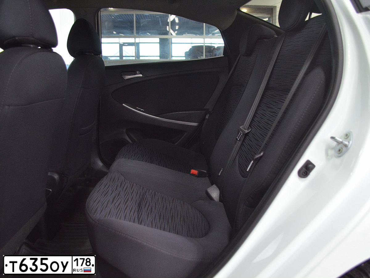 Фото автомобиля HYUNDAI SOLARIS, 2015 — госномер Е122КУ147. Цвет: Белый