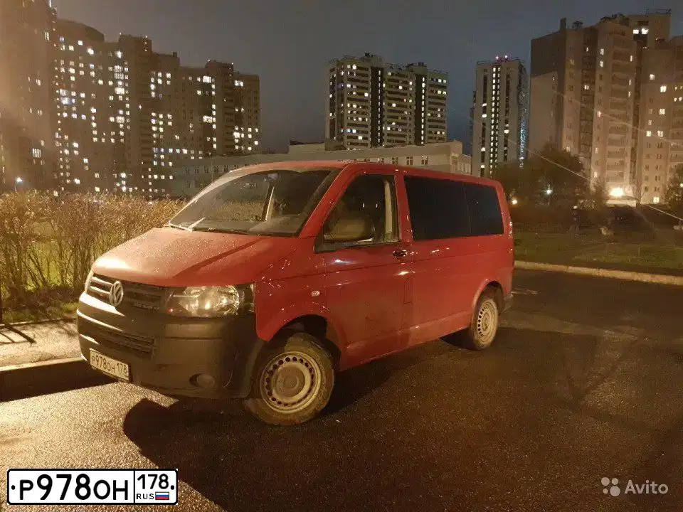 Фото автомобиля VOLKSWAGEN CARAVELLE, 2014 — госномер В169МО147. Цвет: Красный