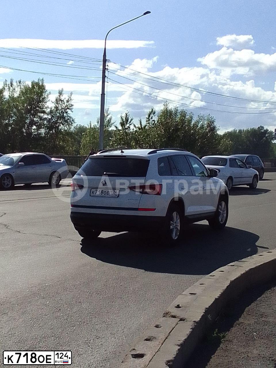 Фото автомобиля SKODA KODIAQ, 2018 — госномер К718ОЕ124. Цвет: Белый