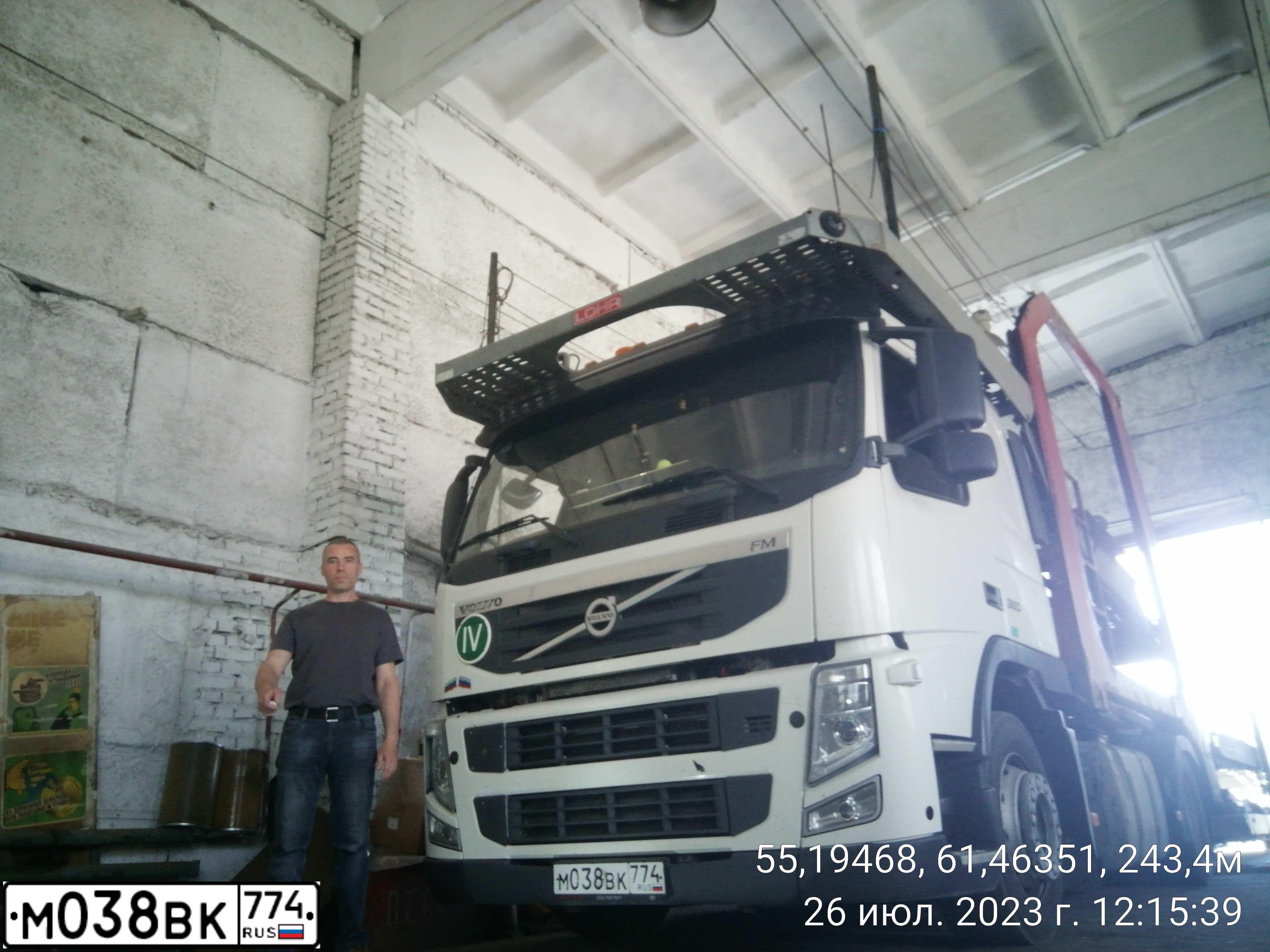 Фото автомобиля VOLVO SERIE FM /6X4/, 2012 — госномер М038ВК774. Цвет: Белый