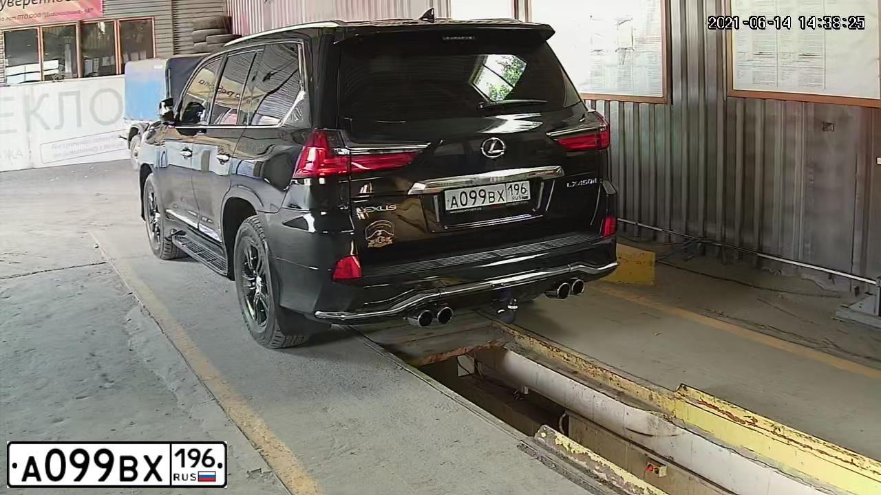 Фото автомобиля TOYOTA LANDCRUISER 200, 2010 — госномер М530РУ196. Цвет: ЧЕРНЫЙ