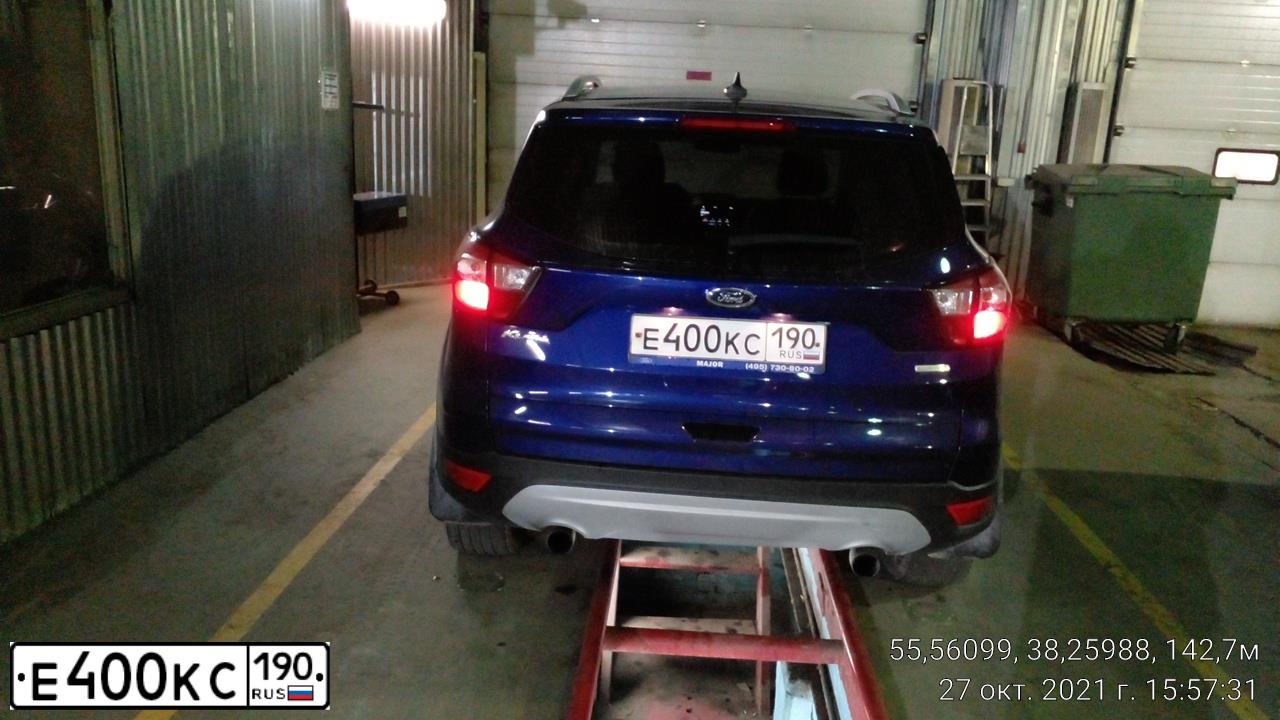 Фото автомобиля FORD FOCUS, 2010 — госномер М525СК48. Цвет: ФИОЛЕТОВЫЙ