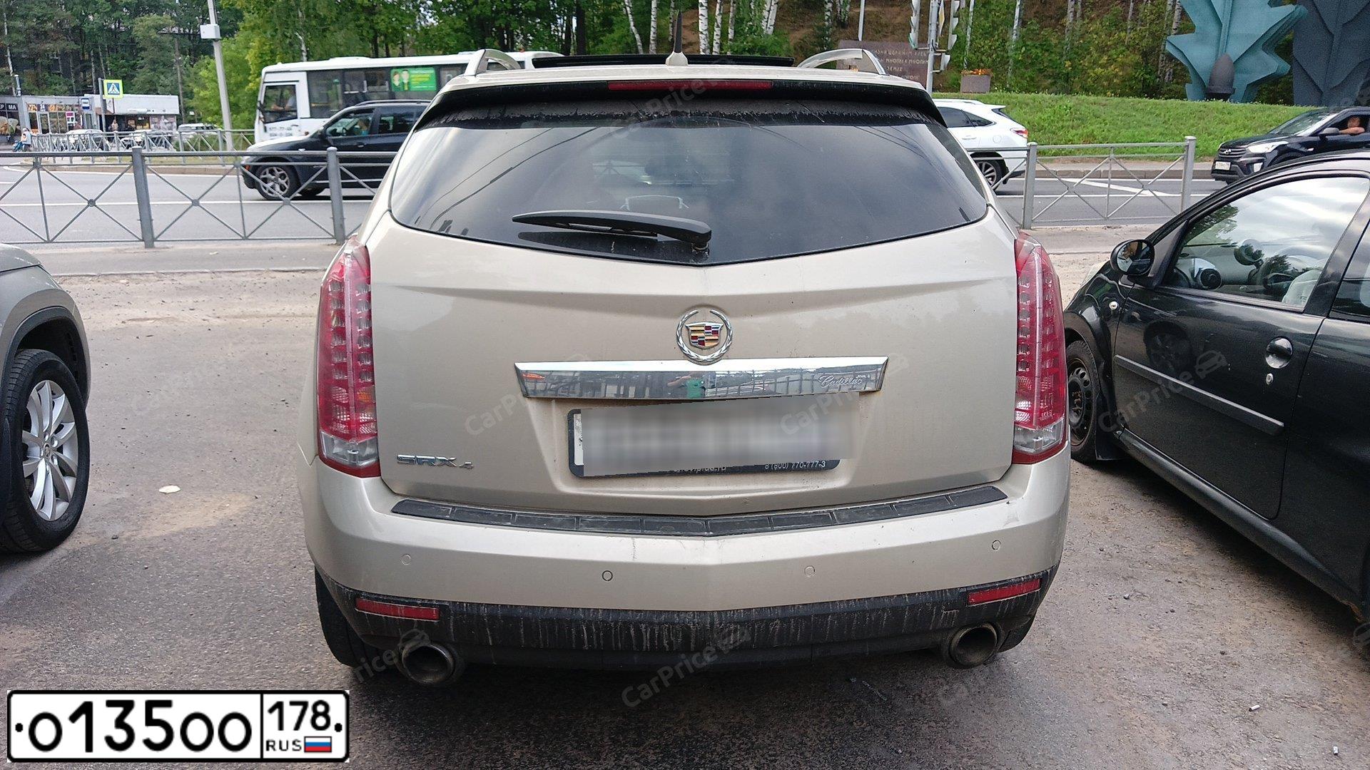 Фото автомобиля CADILLAC SRX, 2011 — госномер О135ОО178. Цвет: ЗОЛОТИСТЫЙ МЕТАЛЛИК