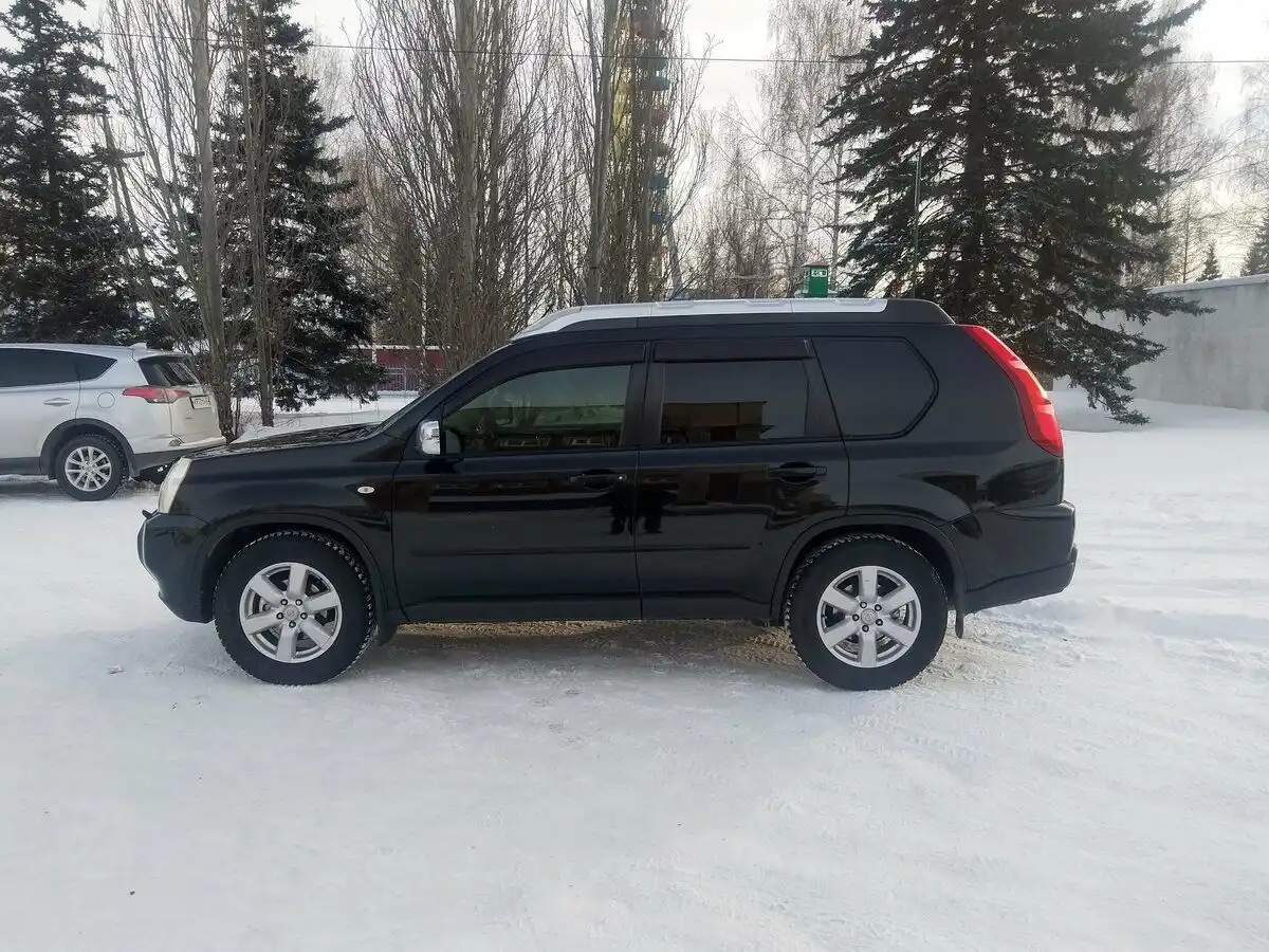 Фото автомобиля NISSAN X-TRAIL, 2007 — госномер Е976ОУ22. Цвет: ЧЕРНЫЙ