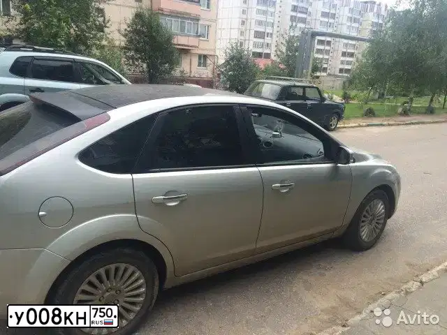Фото автомобиля FORD FOCUS, 2010 — госномер У008КН750. Цвет: Серебристый