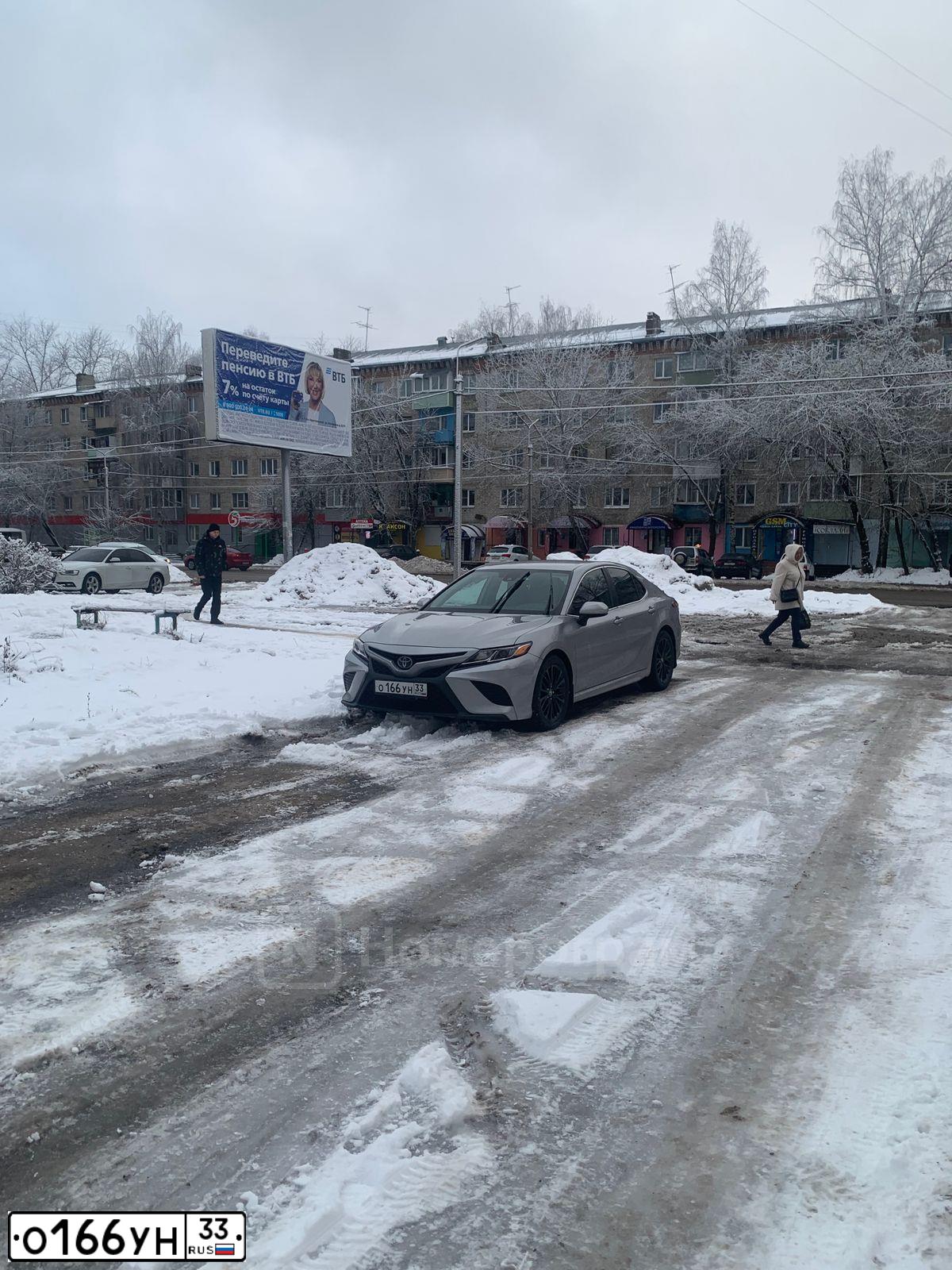 Фото автомобиля TOYOTA CAMRY, 2019 — госномер О166УН33. Цвет: СЕРЫЙ