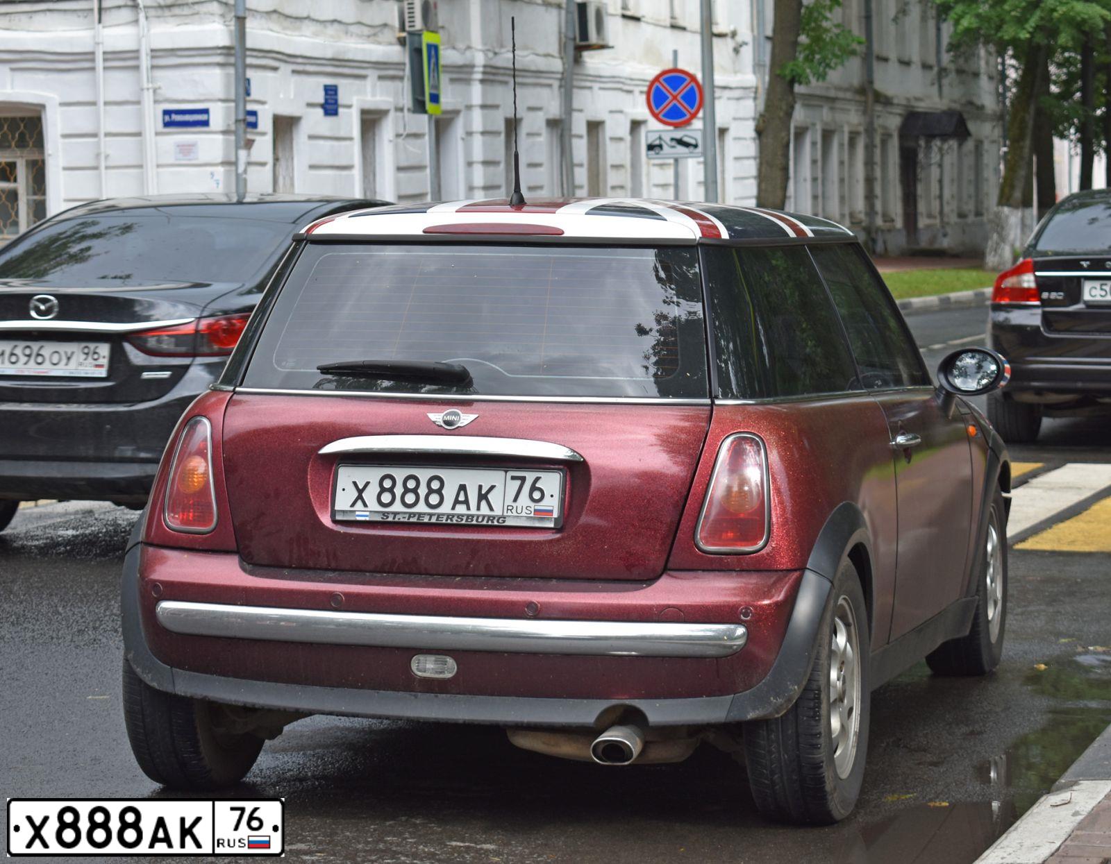 Фото автомобиля MINI МИНИ КУПЕР, 2003 — госномер Р839МН136. Цвет: Коричневый