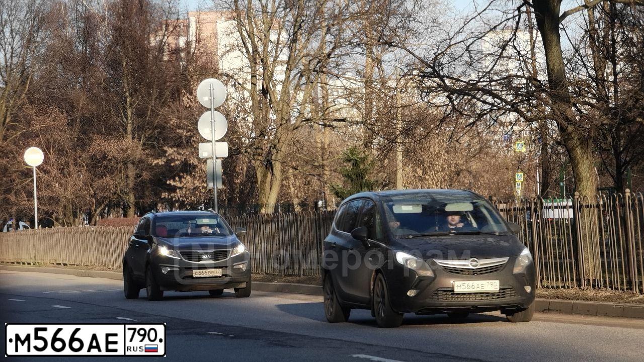 Фото автомобиля OPEL ZAFIRA, 2013 — госномер М566АЕ790. Цвет: Коричневый