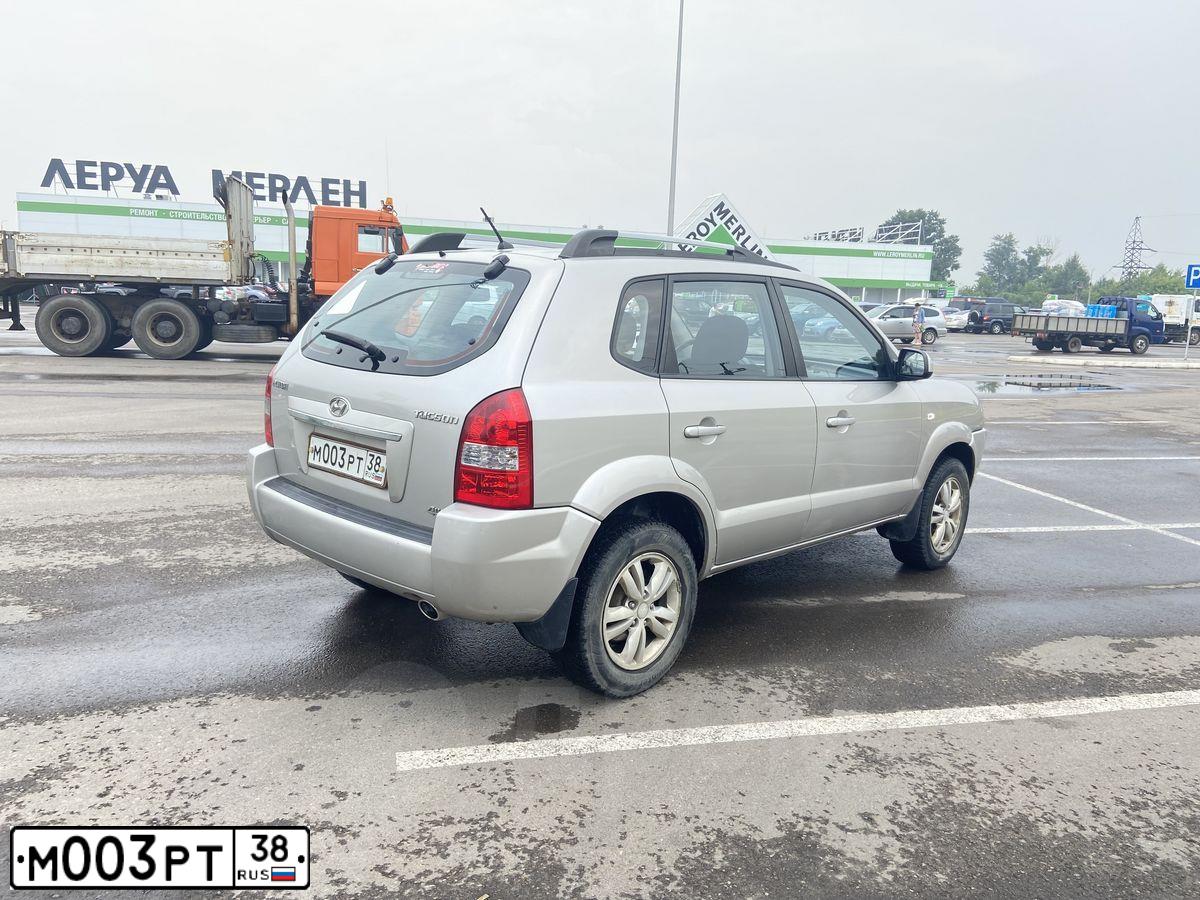 Фото автомобиля HYUNDAI TUCSON, 2008 — госномер М003РТ38. Цвет: Серебристый