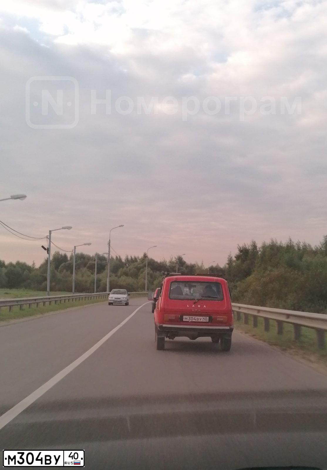 Фото автомобиля LADA 2121 NIVA, 1990 — госномер Е968ХК40. Цвет: КРАСНЫЙ