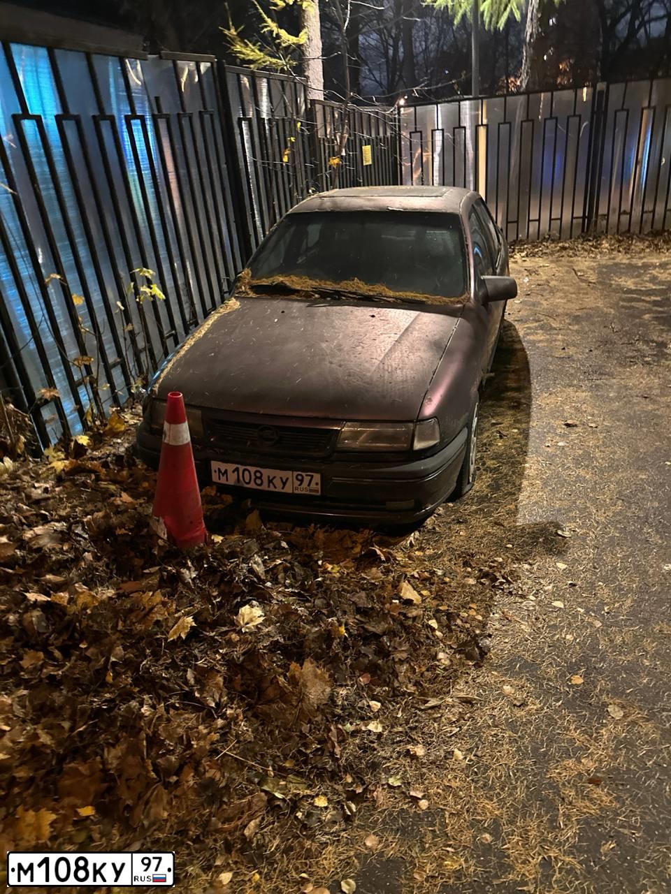 Фото автомобиля OPEL VECTRA, 1994 — госномер М108КУ97. Цвет: ФИОЛЕТОВЫЙ