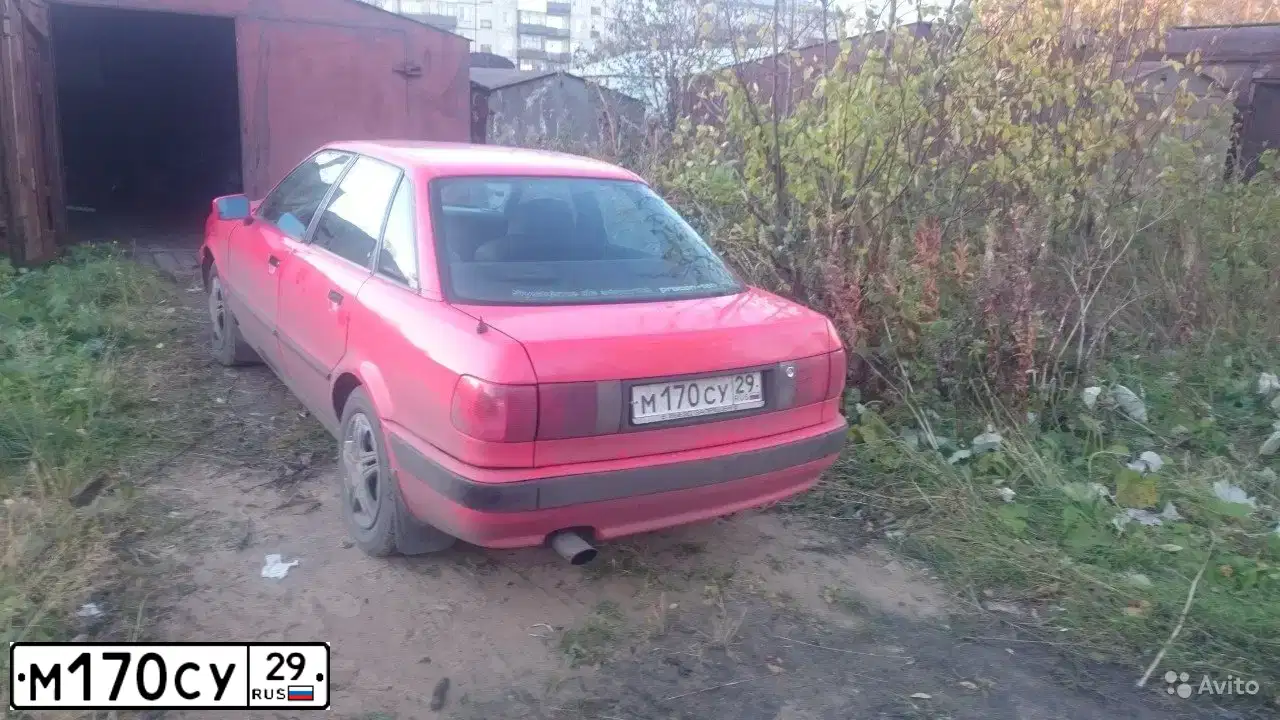 Фото автомобиля AUDI 80, 1992 — госномер Н707НВ29. Цвет: Красный