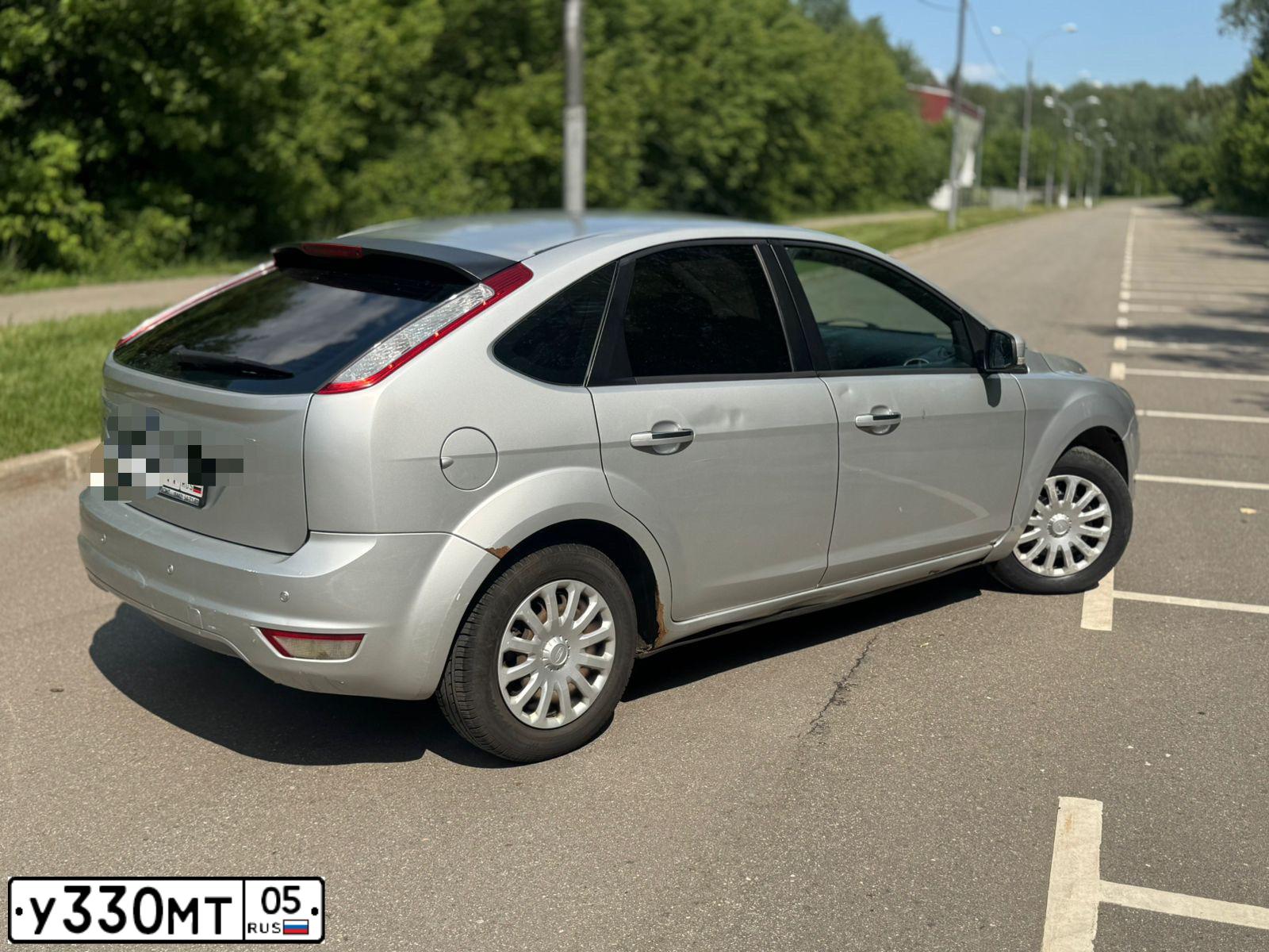 Фото автомобиля FORD FOCUS, 2010 — госномер У330МТ05. Цвет: Серебристый