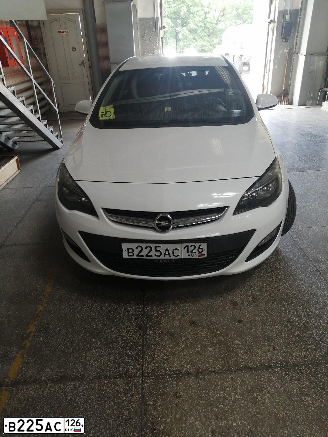 Фото автомобиля OPEL ASTRA, 2013 — госномер В225АС126. Цвет: БЕЛЫЙ