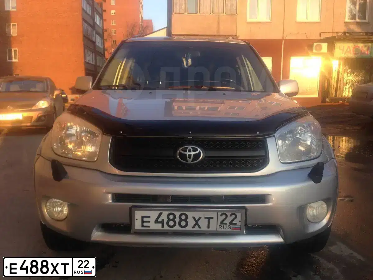 Фото автомобиля TOYOTA RAV4, 2004 — госномер В001УТ97. Цвет: Серебристый