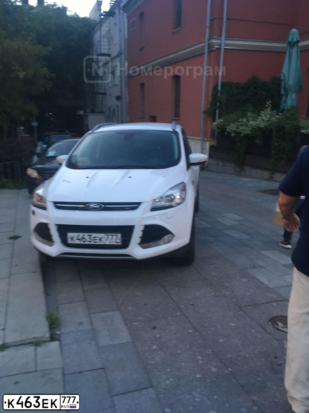 Фото автомобиля FORD KUGA, 2014 — госномер К463ЕК777. Цвет: Белый