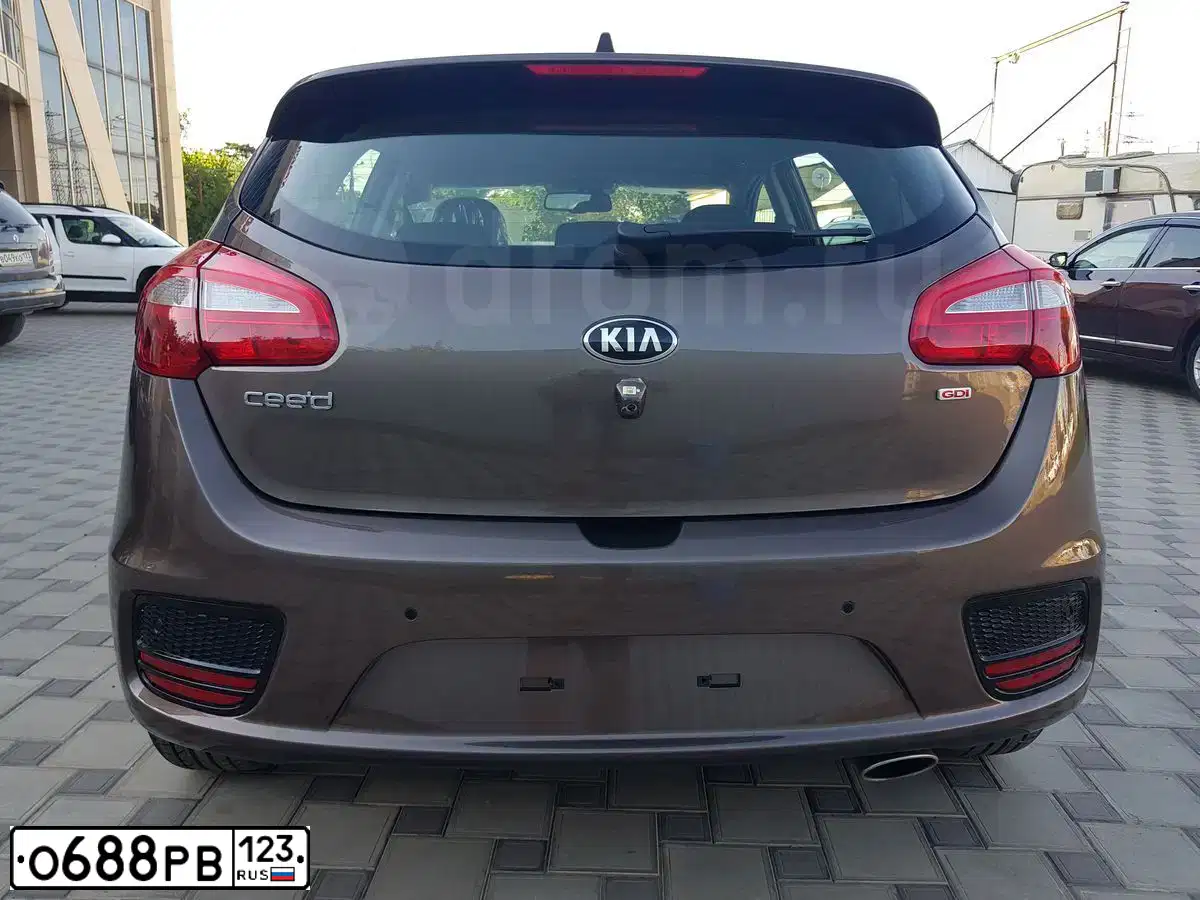 Фото автомобиля KIA SORENTO, 2015 — госномер О688РВ123. Цвет: СЕРЫЙ