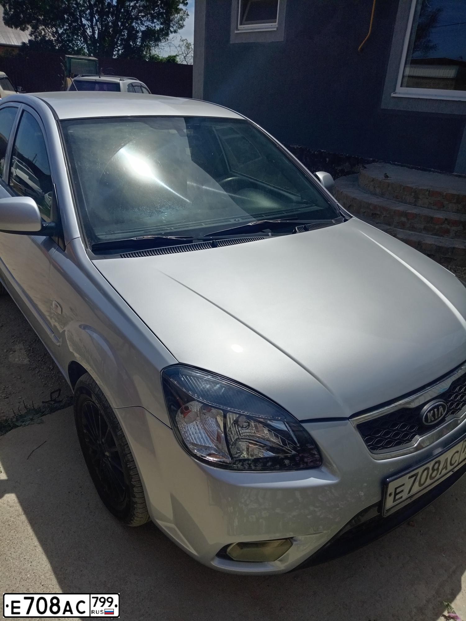 Фото автомобиля KIA RIO, 2010 — госномер Е708АС799. Цвет: СЕРЕБРИСТЫЙ